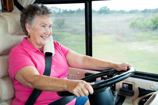 Senior dame rijden van rv — Stockfoto