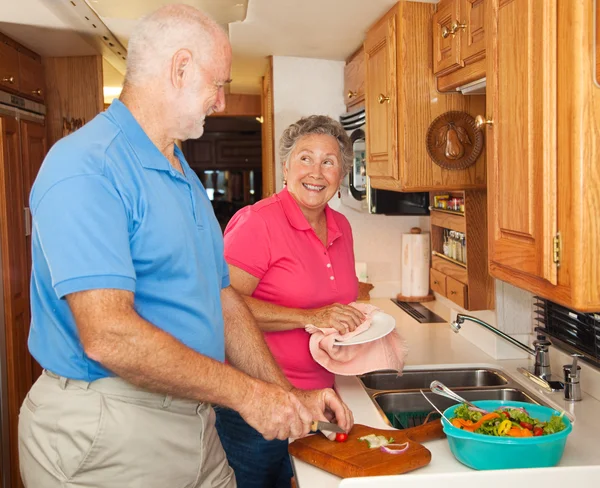 Senior rv - helpen in de keuken — Stockfoto