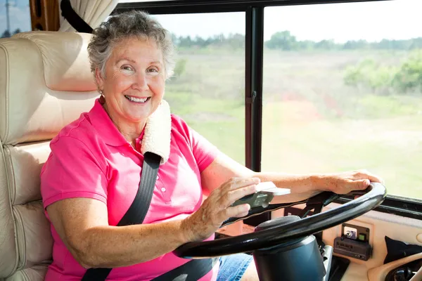 Donna anziana utilizzando GPS — Foto Stock