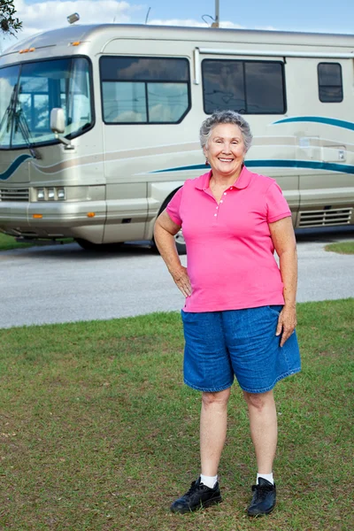 Senior vrouw met camper — Stockfoto