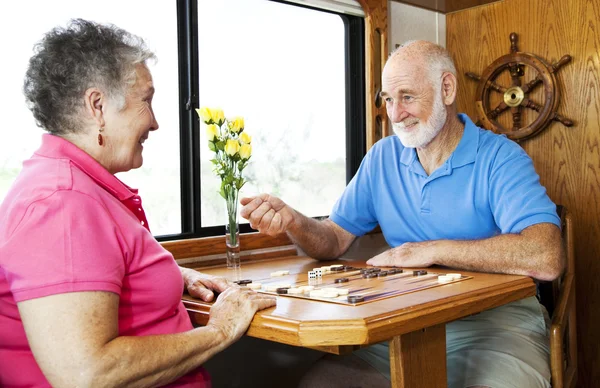 Senioren spelen backgammon — Stockfoto