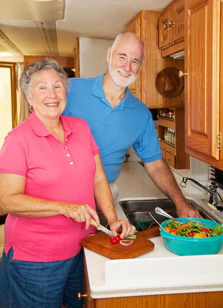 Seniorzy rv - w kuchni — Zdjęcie stockowe