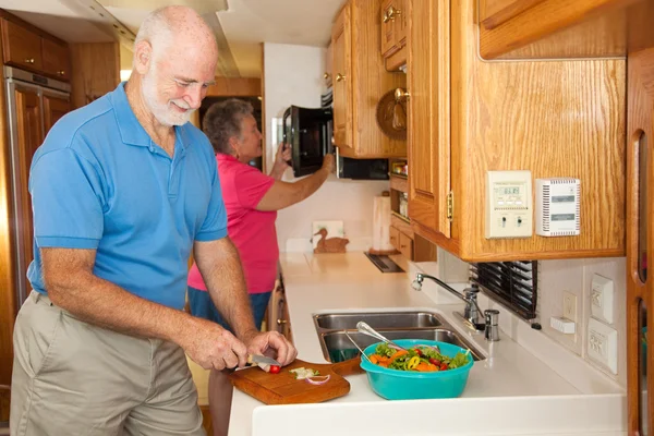 Seniorer rv - förbereda en måltid — Stockfoto