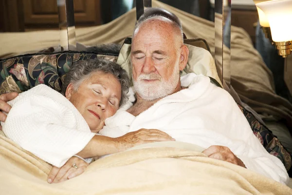 Спящая пожилая пара — стоковое фото