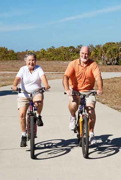 Idosos aposentados ativos em bicicletas — Fotografia de Stock