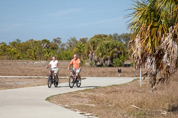 Aktywnych seniorów, jazda na rowerze — Zdjęcie stockowe