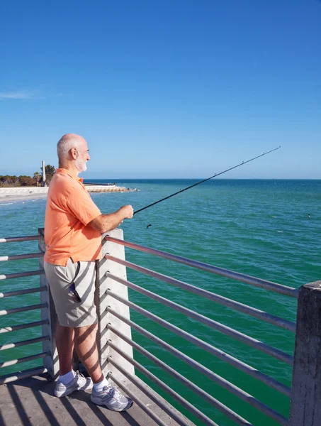 Ο παππούς αγαπά να αλιεύουν — Φωτογραφία Αρχείου