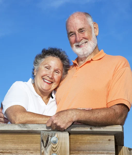 Ευτυχισμένο ζευγάρι ηλικιωμένων έξω. — Φωτογραφία Αρχείου