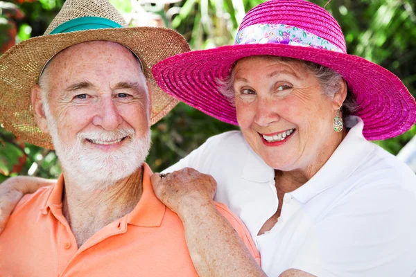 Ευτυχής ηλικιωμένους σε καπέλα — Φωτογραφία Αρχείου