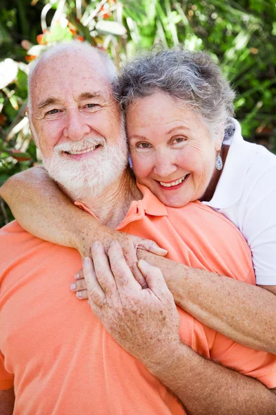 Liebevolles Seniorenpaar — Stockfoto