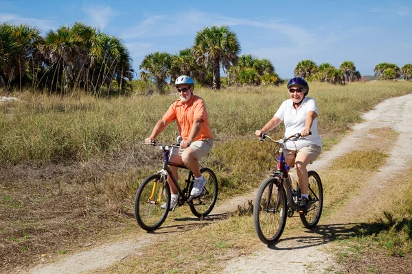 Ciclisti anziani sicuri — Foto Stock