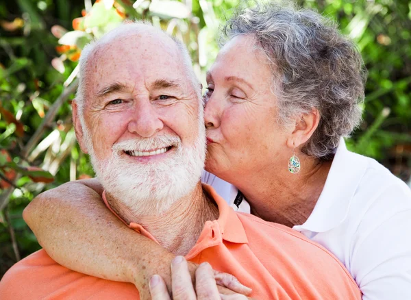 Äldre par - tillgiven kyss — Stockfoto