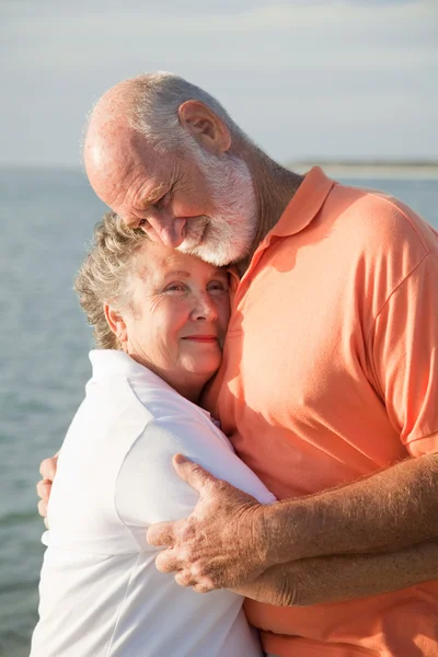 Старший пара - любов і ніжність — стокове фото