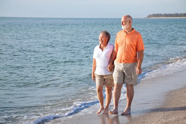 Idősebb pár - romantikus tengerparti séta — Stock Fotó