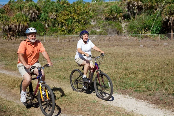 Senior Couple on Bike Ride — Stock Photo, Image