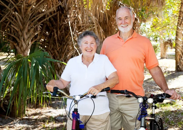Ηλικιωμένο ζευγάρι με ποδήλατα — Φωτογραφία Αρχείου