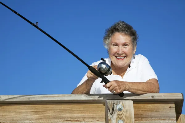 シニア fisherwoman を駆り立てる — ストック写真