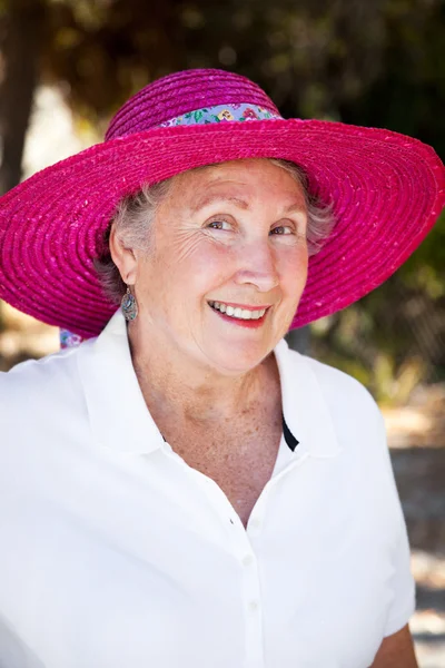 Senior dame in zon hoed — Stockfoto