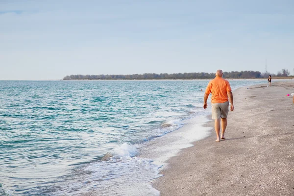 Senior mannen på stranden — Stockfoto