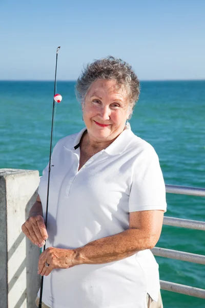 Femme âgée aime la pêche — Photo