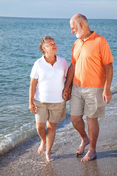 Seniorzy - romans na plaży — Zdjęcie stockowe