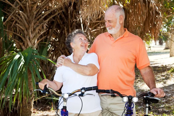 Senioren fietsen samen — Stockfoto