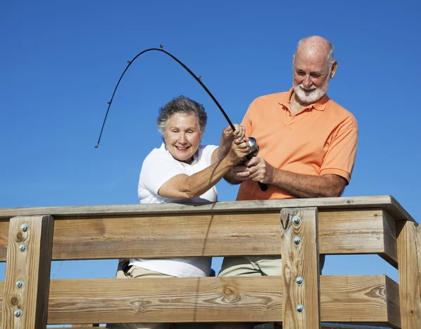 Anziani Reeling in un grande pesce — Foto Stock