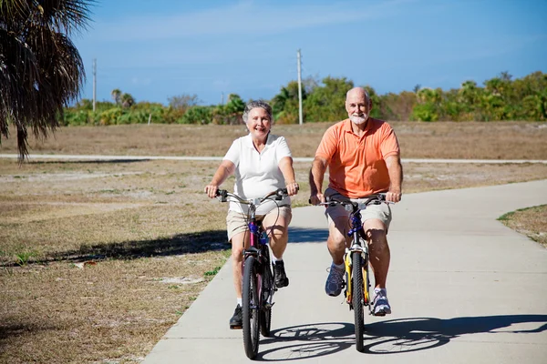 Yaşlılar bisiklet sürme — Stok fotoğraf
