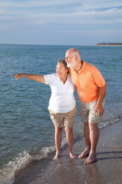 Seniors Sightseeing at the Beach — Stock Photo, Image