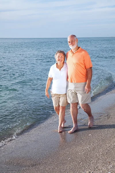 Seniorzy spacer na plaży — Zdjęcie stockowe