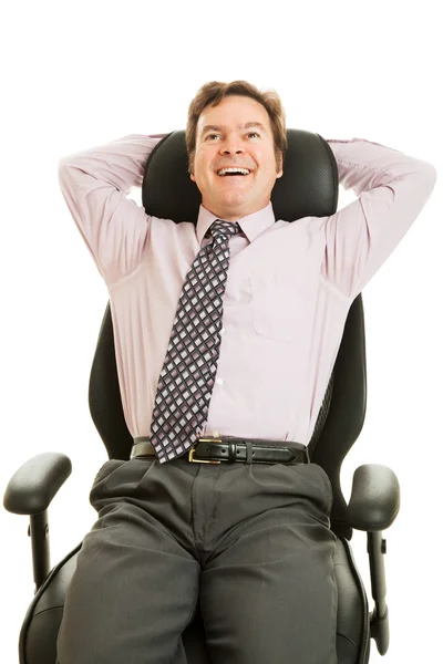 実業家は、人間工学に基づいた椅子を楽しんでいます — ストック写真