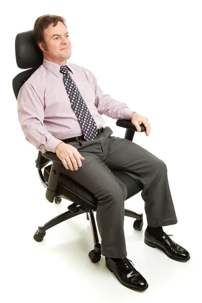 Un homme d'affaires apprécie la chaise ergonomique — Photo