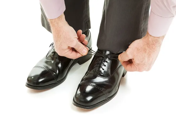 Amarrar novos sapatos — Fotografia de Stock