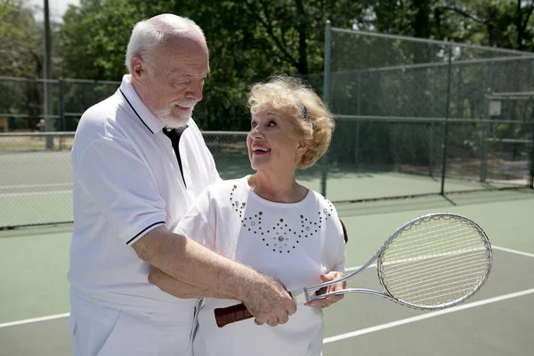 Actieve senioren tennissen — Stok fotoğraf