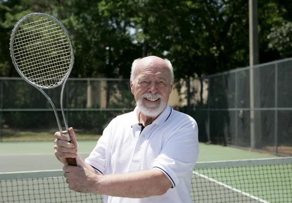 Homme senior joue au tennis — Photo