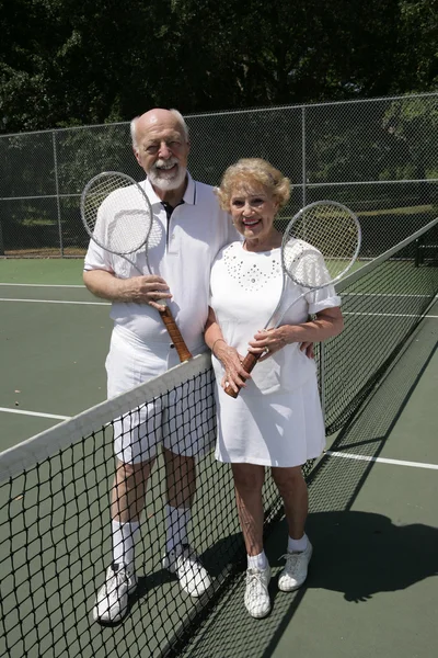 Sénior de tênis casal vista completa — Fotografia de Stock