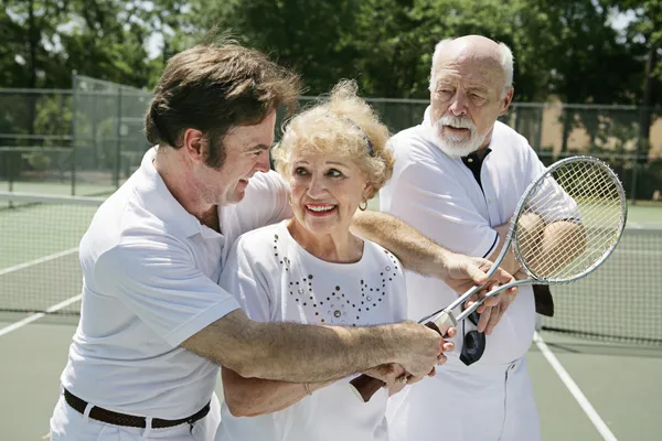 Tenis dersleri - kıskanç koca — Stok fotoğraf