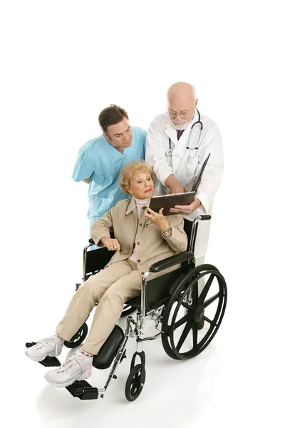 Idosos com deficiência consulta docs — Fotografia de Stock