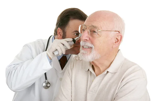 Senior medische - oren controleren — Stockfoto