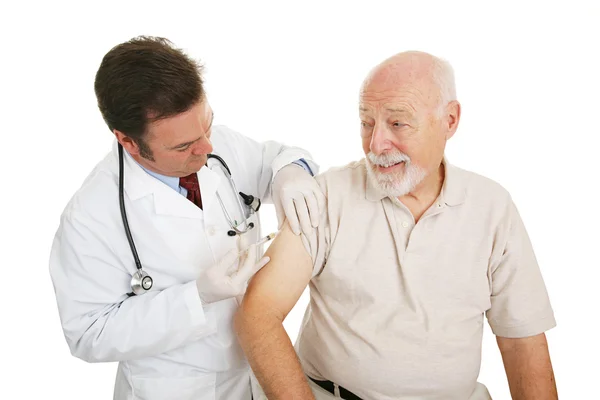 Médico Sênior - Tiro de gripe — Fotografia de Stock