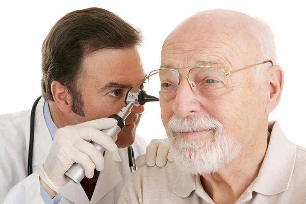 Senior medical - otoskop närbild — Stockfoto