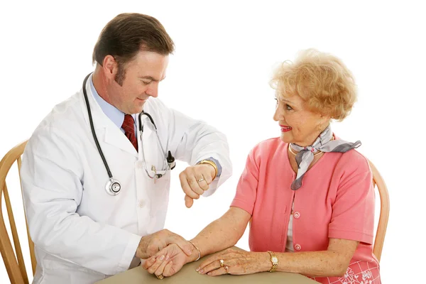 Starszy medyczne - sprawdzić puls — Zdjęcie stockowe
