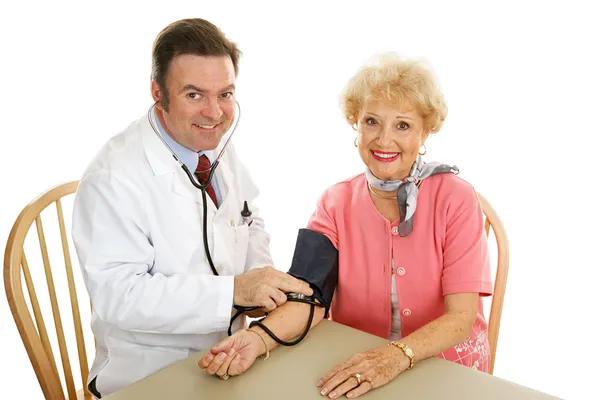 Médico sênior - Tomando pressão arterial — Fotografia de Stock