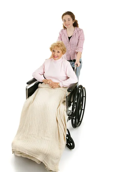 Adolescente ajuda idosos com deficiência — Fotografia de Stock