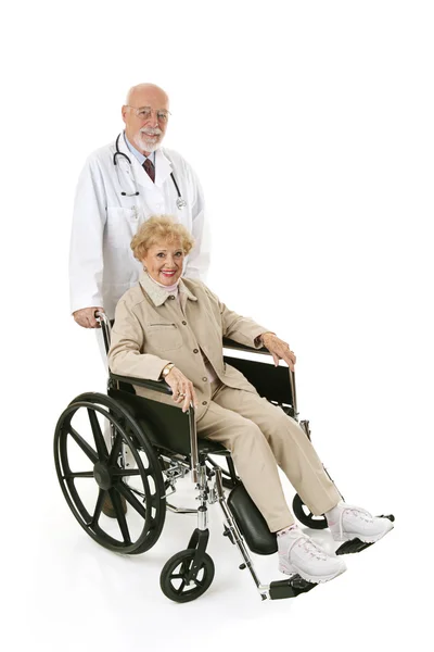 Tekerlekli sandalye kıdemli ve doktor — Stok fotoğraf