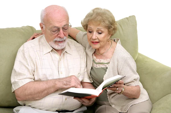 Pareja mayor leyendo juntos — Foto de Stock