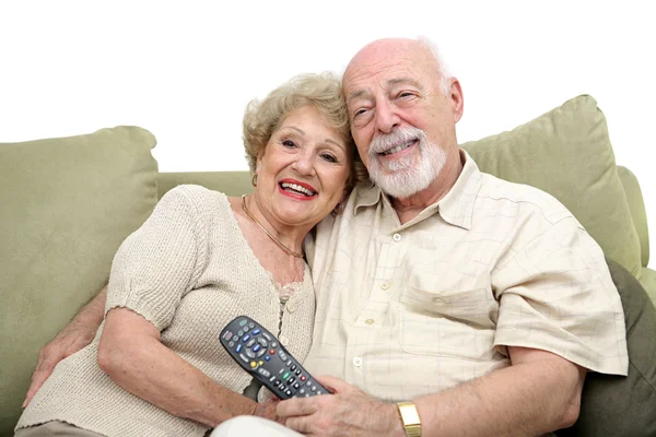 Seniors απολαμβάνοντας τηλεόραση — Φωτογραφία Αρχείου