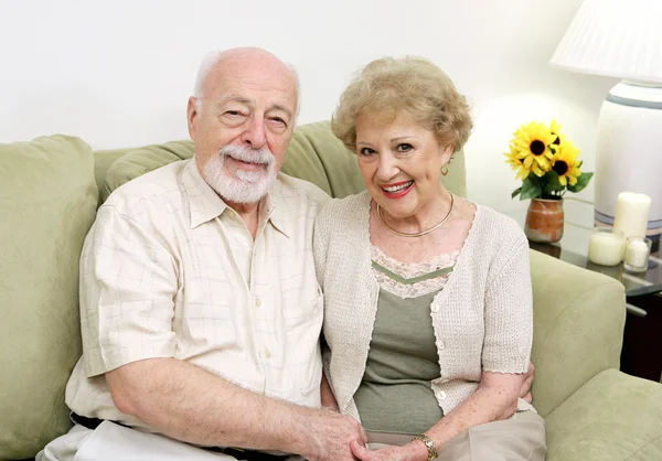 Senioren ontspannen thuis — Stockfoto