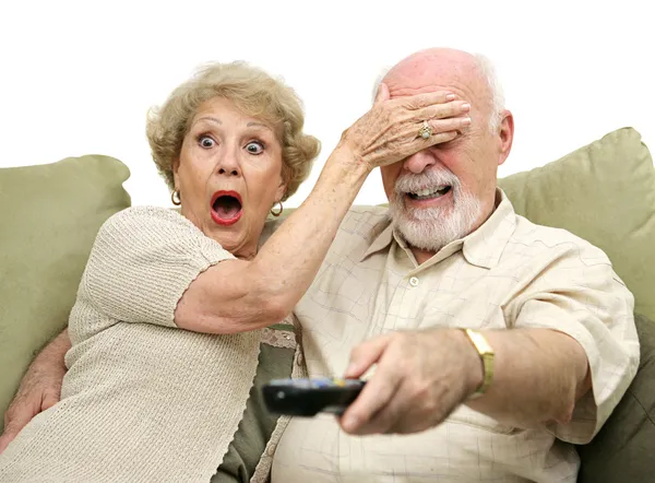 Senioren geschokt door tv — Stockfoto