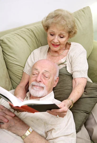 Жена читает мужу — стоковое фото